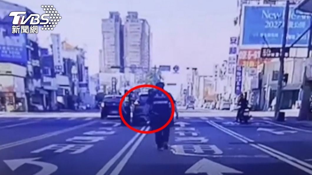 李男車子不斷往前滑行。（圖／TVBS）