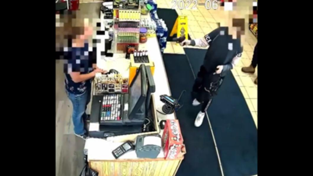 畫面曝光!美12歲童搶加油站 店內開槍嚇傻收銀員