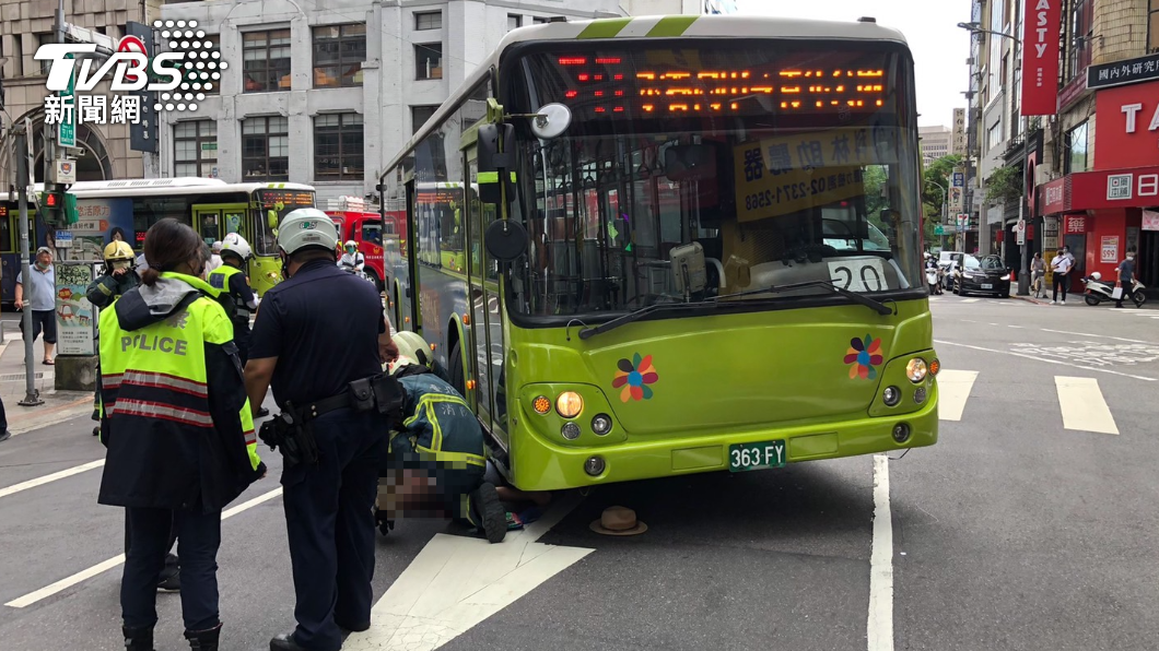 又是視線死角!公車轉彎撞7旬翁慘壓車底 一度無呼吸