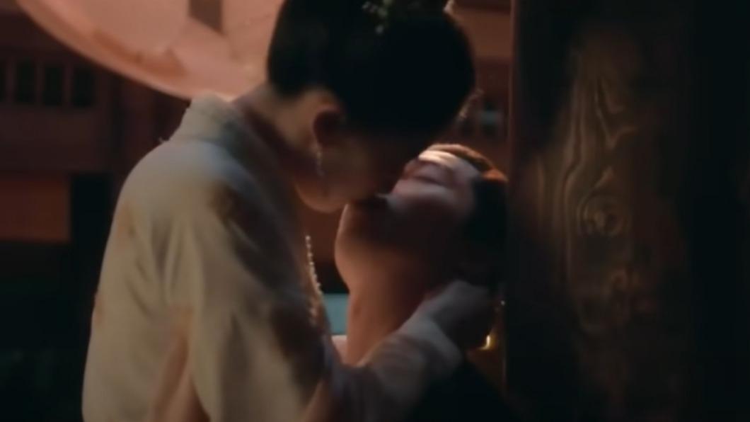 劉亦菲（左）與陳曉激吻。（圖／翻攝自WeTV_YouTube）
