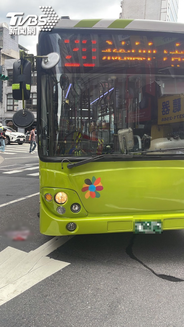 車禍現場血跡斑斑。(圖/TVBS)