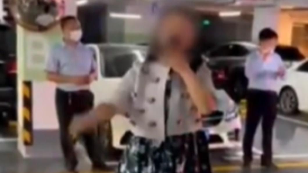 中國廣東省深圳市一名貴婦因不滿鄰居長期占用車位而爆走。（圖／翻攝自微博）