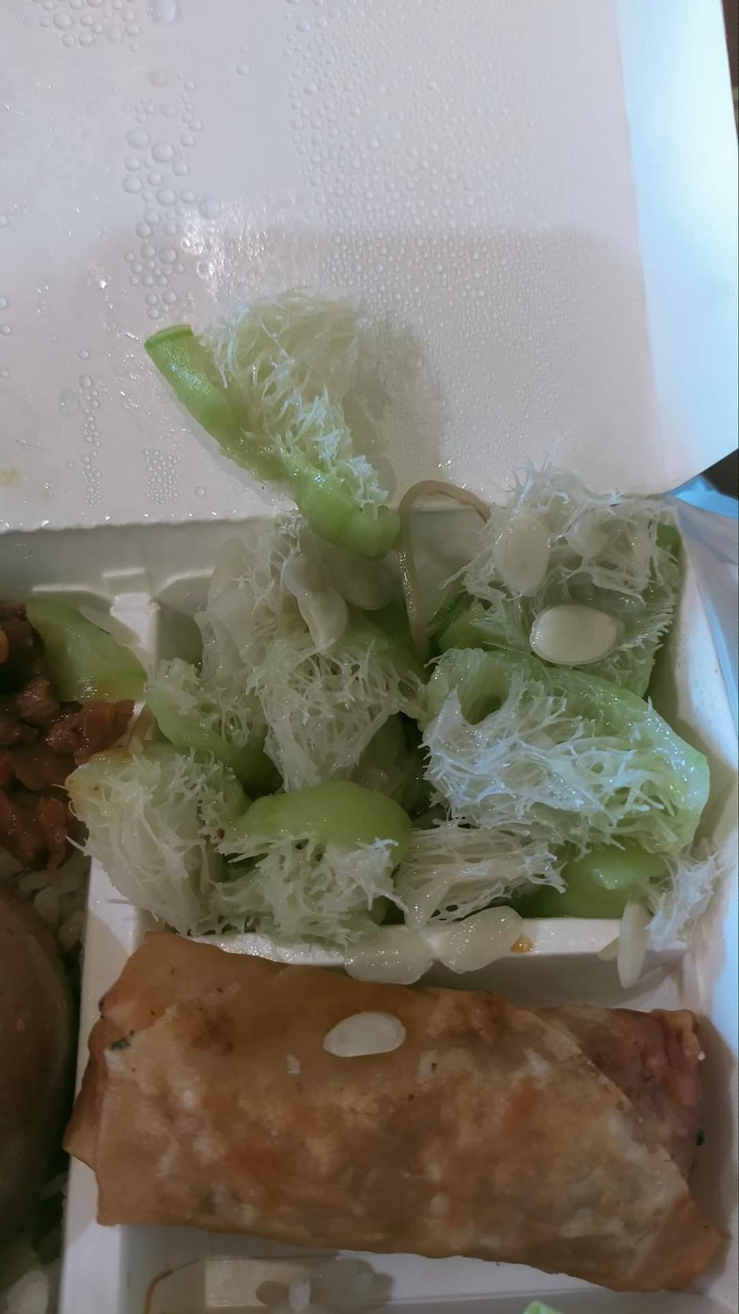 網友買便當發現裡面竟有「菜瓜布」。(圖/翻攝自「爆怨公社」)