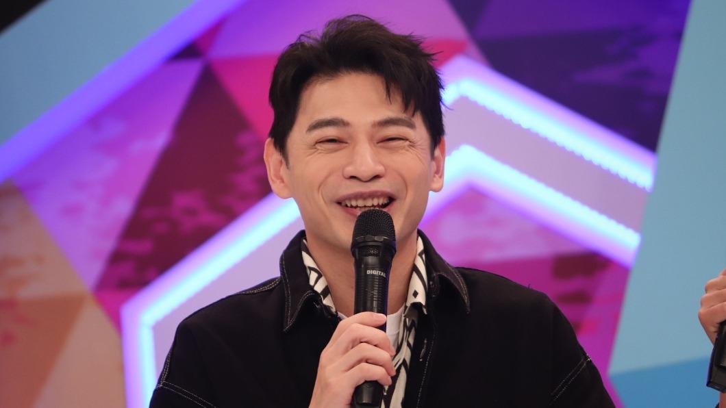 主持人阿Ken笑嗆小優。(圖/中天提供)