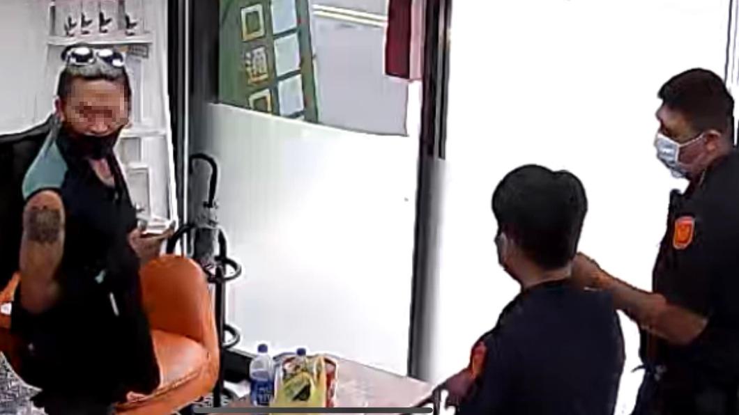 警方到場規勸。（圖／翻攝自爆料公社二社 臉書）