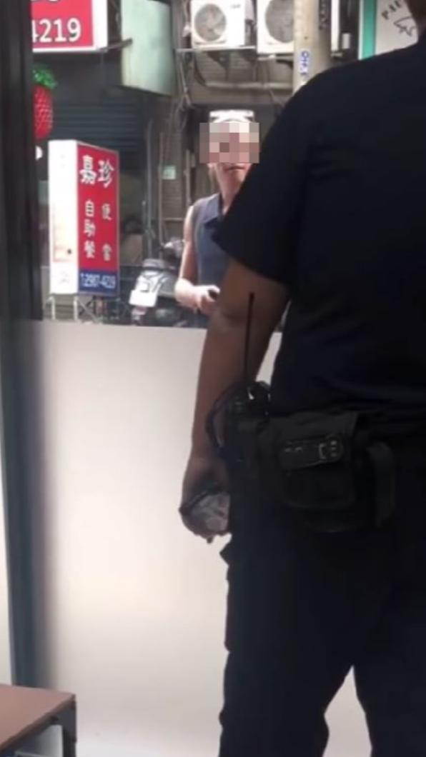 刺青男不滿被勸離，脫下口罩挑釁。（圖／翻攝自爆料公社二社 臉書）