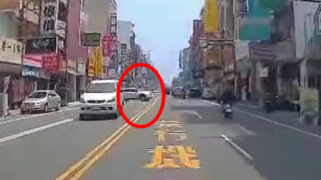 白休旅先在路上違規迴轉。（圖／翻攝自社會事影音）