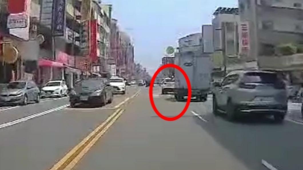 超車後繼續煞停。（圖／翻攝自社會事影音）