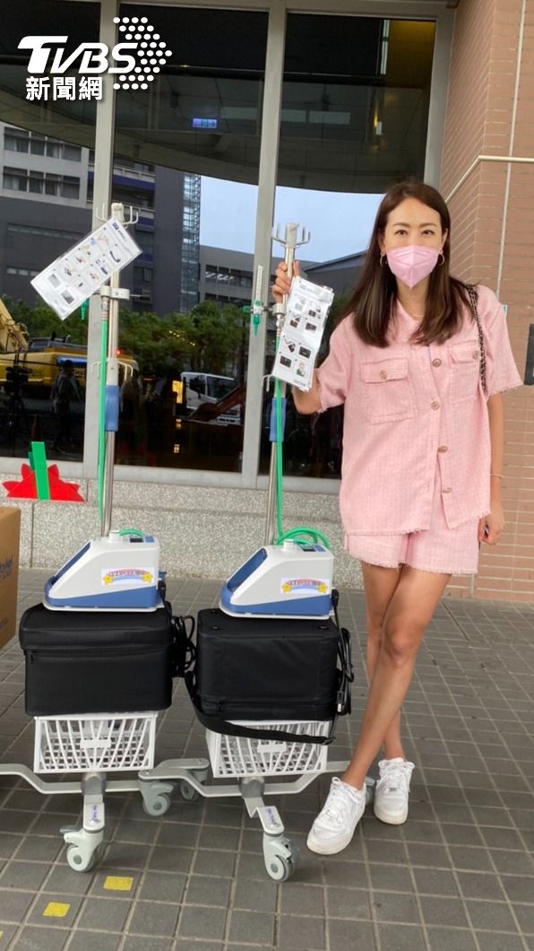 賈永婕捐贈醫療器材。(圖/林彥君攝)