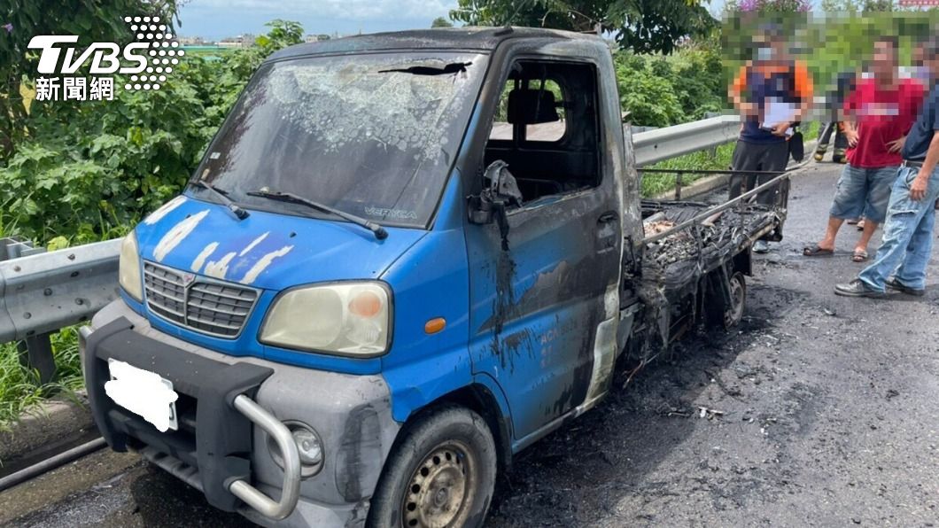 中山高西螺段小發財起火 車尾焦黑剩骨架