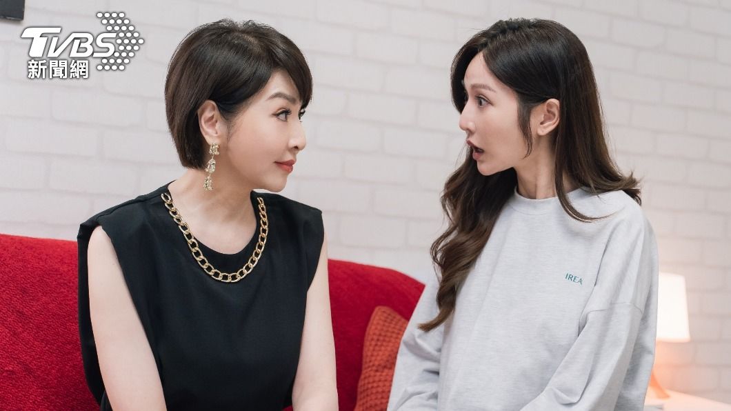 李芳雯（左）加入《機智校園生活》劇組，與曾莞婷姐妹情延續18年。（圖／TVBS提供）