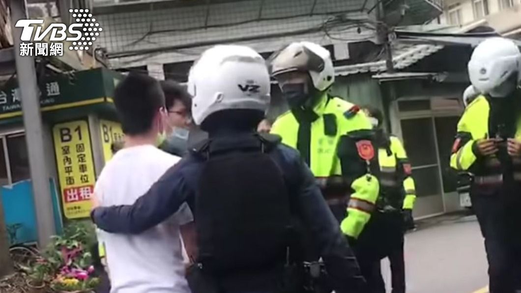 楊姓友人也推擠員警嗆聲。(圖/TVBS)
