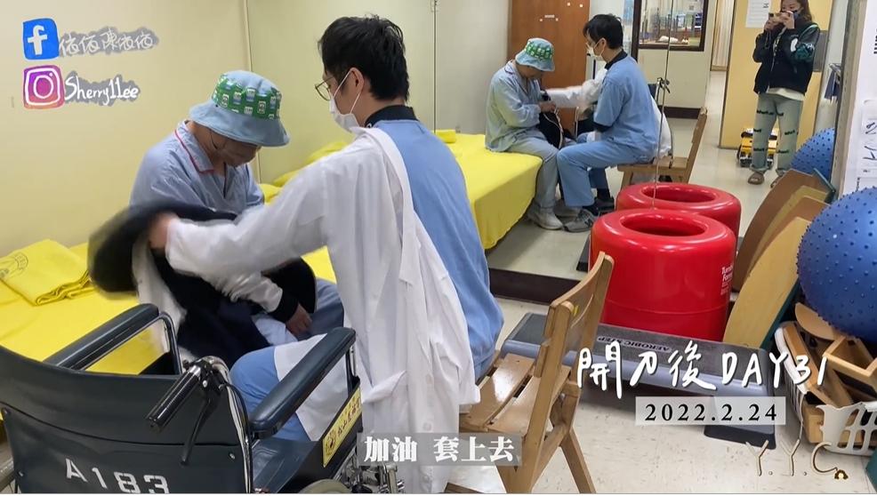 納豆一開始穿衣服必須練習數分鐘才能完成。（圖／翻攝自依依臉書）