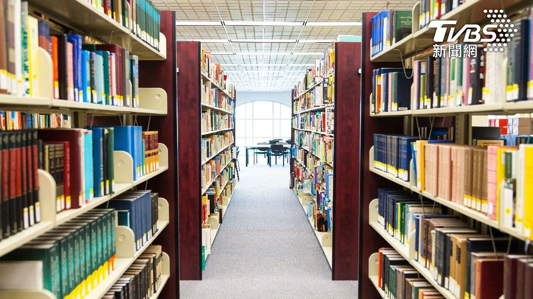 香港教育局長楊潤雄:學校圖書館禁止違反國安法書籍
