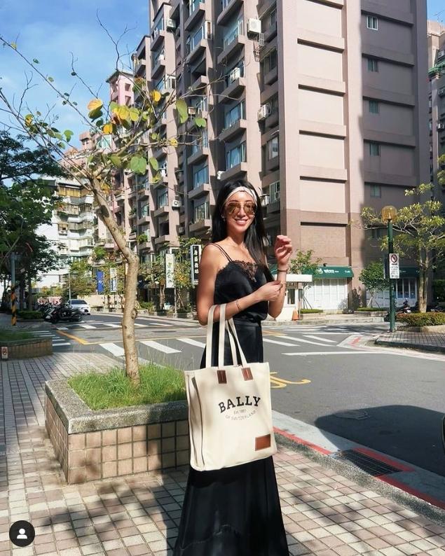 隋棠曬成小麥色。(圖/翻攝自隋棠IG)