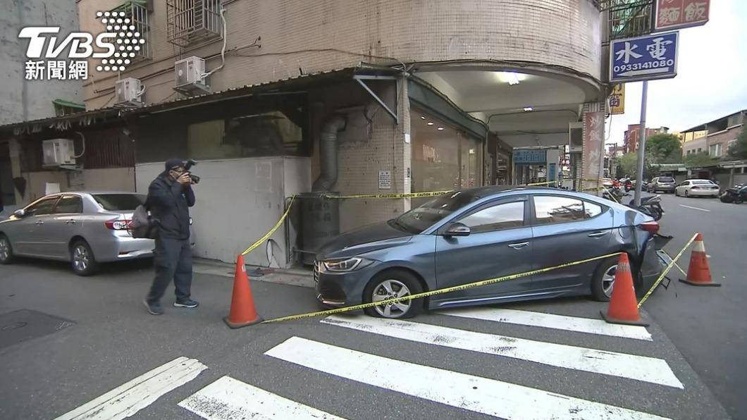 犯嫌把車輛丟下。（圖／TVBS）