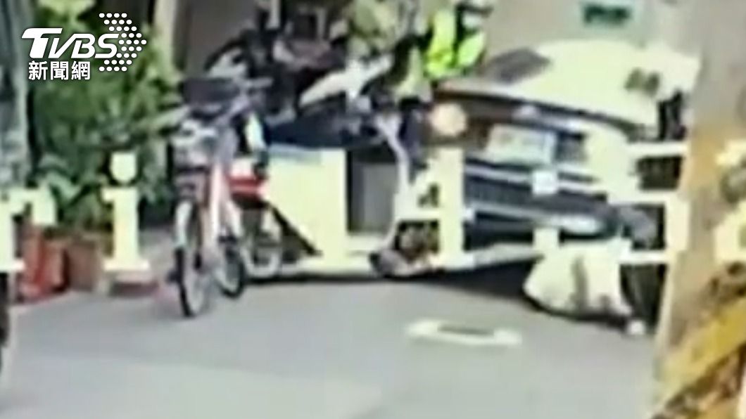 犯嫌撞倒警車。（圖／TVBS）
