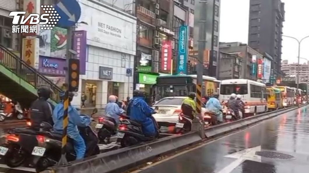 下班時段因路樹倒塌影響，士林中正路塞爆。（圖／TVBS）