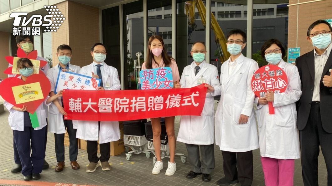 賈永婕昨到醫院捐助醫療器材。(圖/林彥君攝)