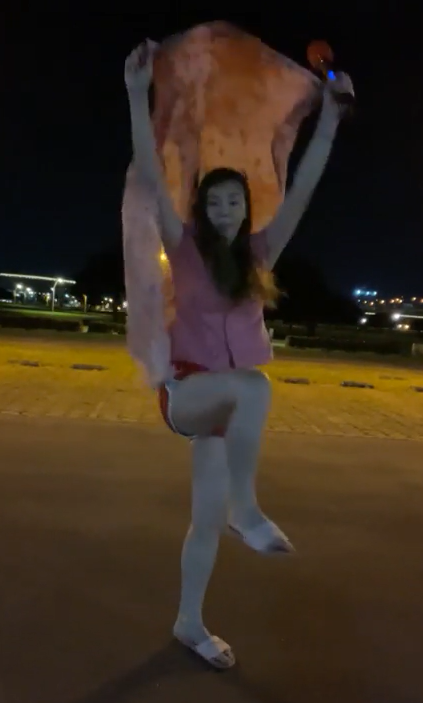 張婷婷開直播又唱又跳。（圖／翻攝自張婷婷臉書）