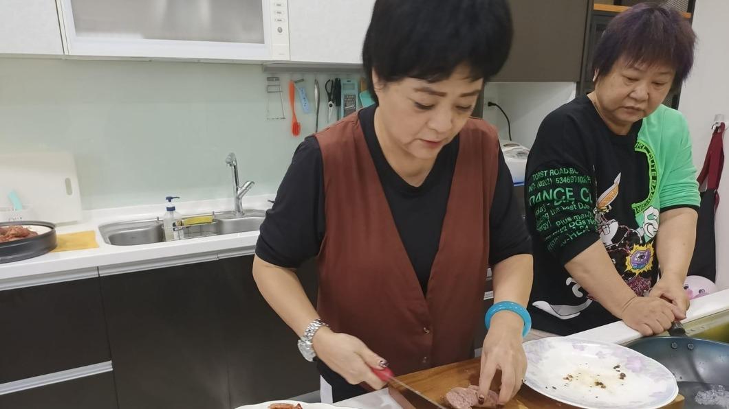 易淑寬打疫苗痛到昏睡,擔心等不到兒出獄。(圖/翻攝自易淑寬臉書)