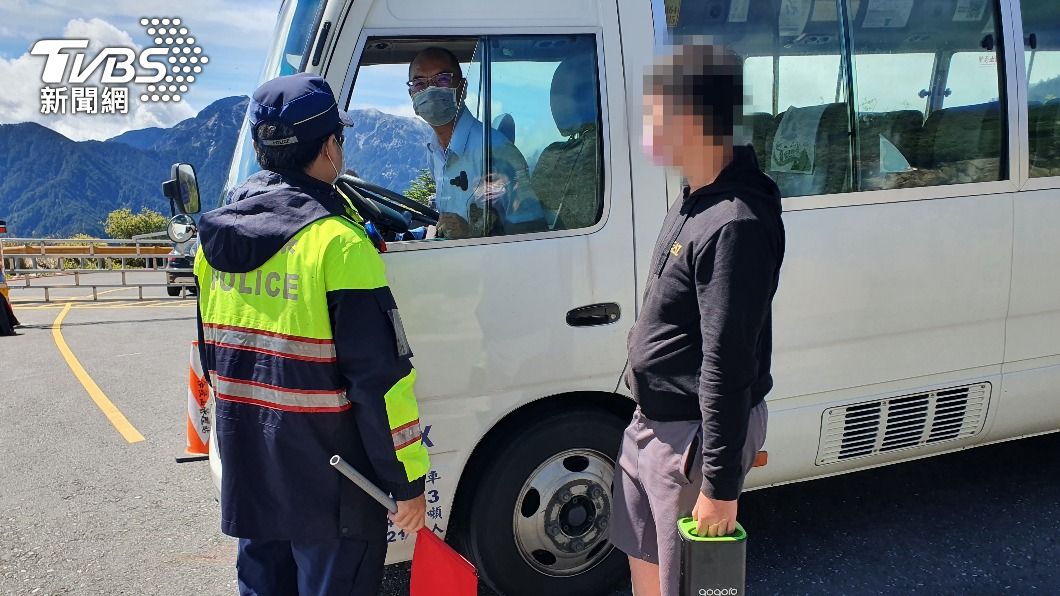 員警林奕福協助載騎士搭車換電。(圖/合歡派出所提供)
