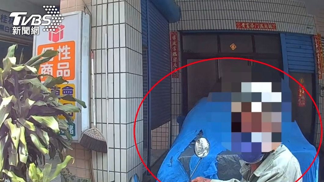 對向的員警將農夫攔下。(圖/TVBS)