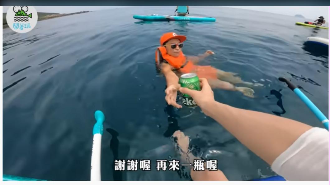 浩子邊下海游泳邊喝酒。(圖/翻攝自鬧著玩娛樂YouTube頻道)
