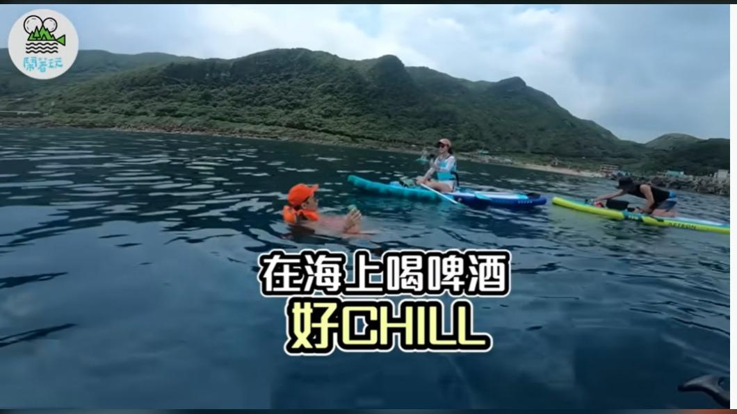 浩子邊下海游泳邊喝酒。(圖/翻攝自鬧著玩娛樂YouTube頻道)