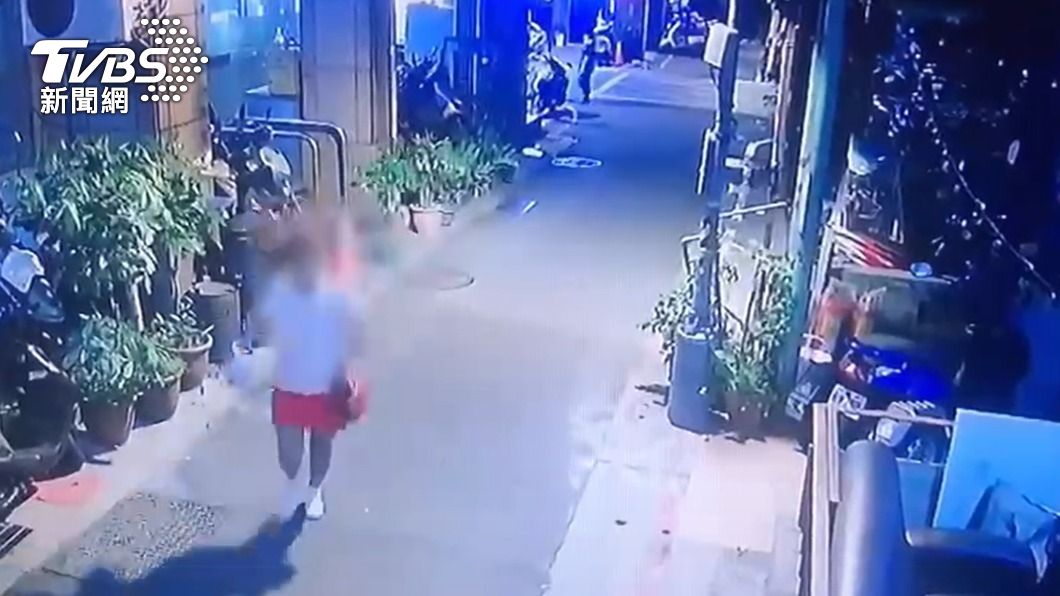 林姓女子行竊得手後逃離現場。(圖/TVBS)