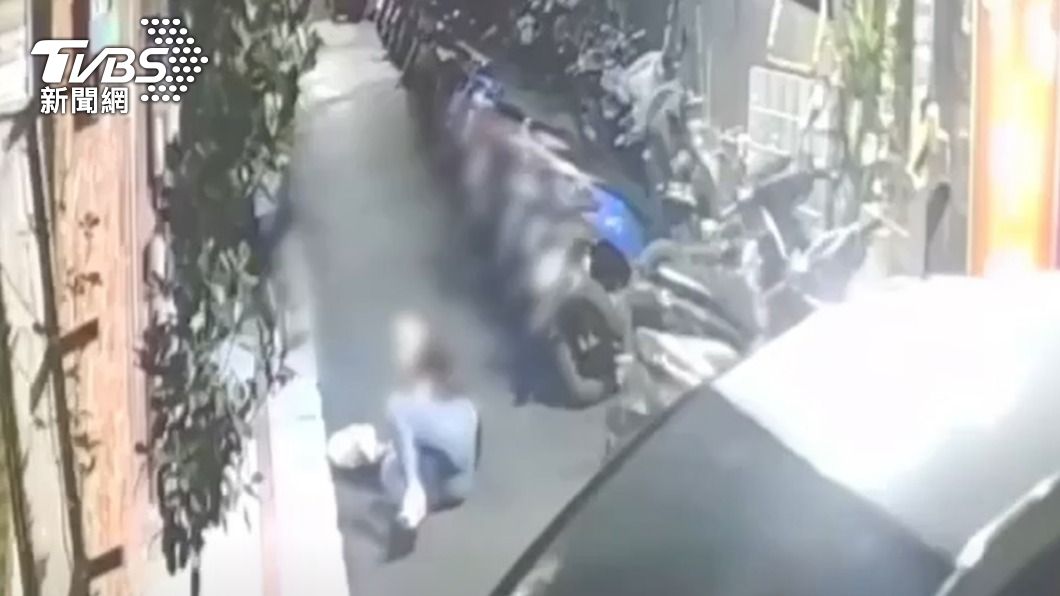 陳姓女子逃跑過程中失足慘摔,過程全被監視器拍下。(圖/TVBS)