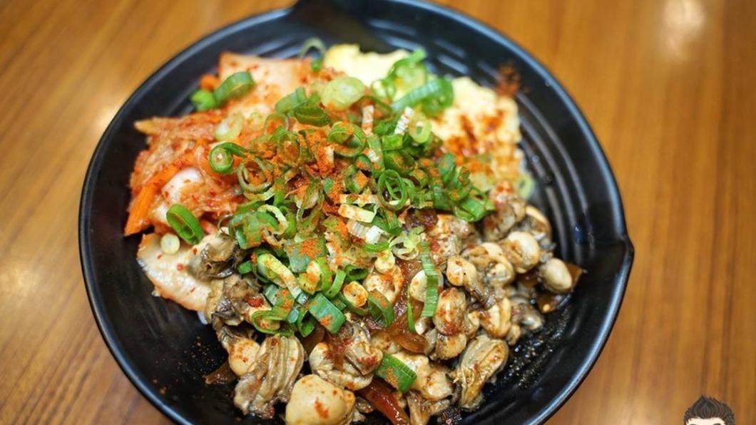 滿滿的麻辣鮮蚵也是招牌。(圖/跟著踢小米吃喝玩樂趣提供)