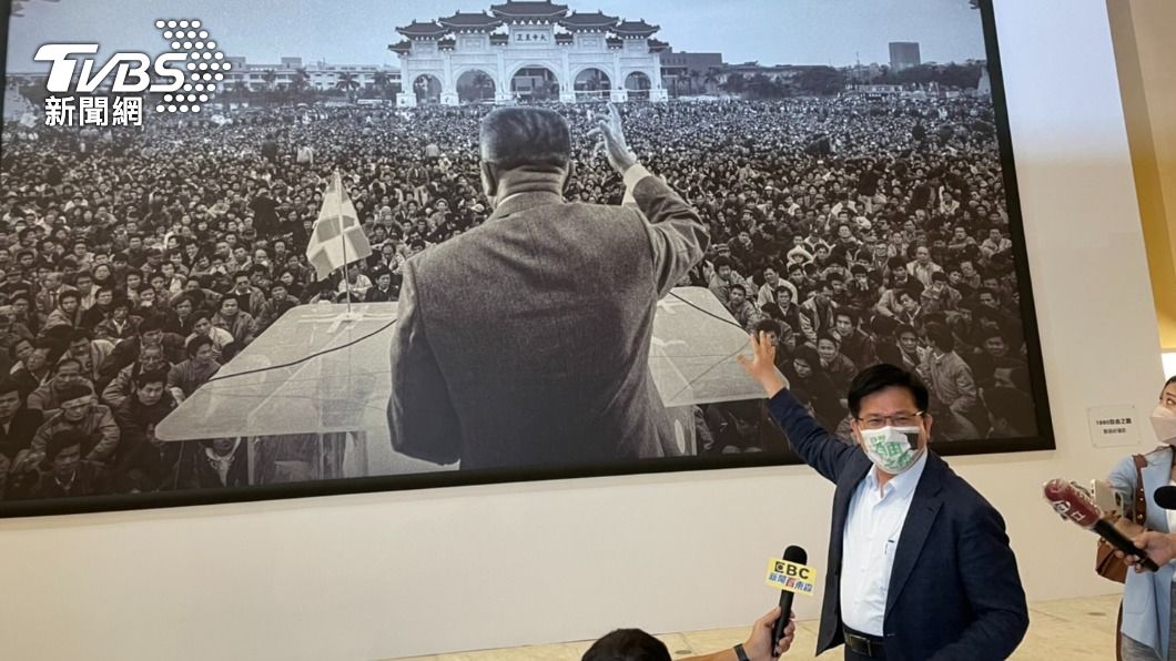 林佳龍參觀中正紀念堂參觀常設展「自由的靈魂VS.獨裁者-臺灣言論自由之路」。(圖/TVBS)