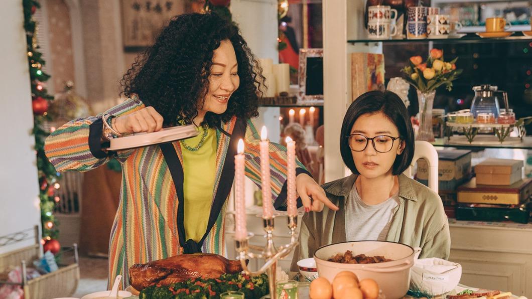 比莉(左)、賈靜雯演出母女。(圖/Netflix提供)