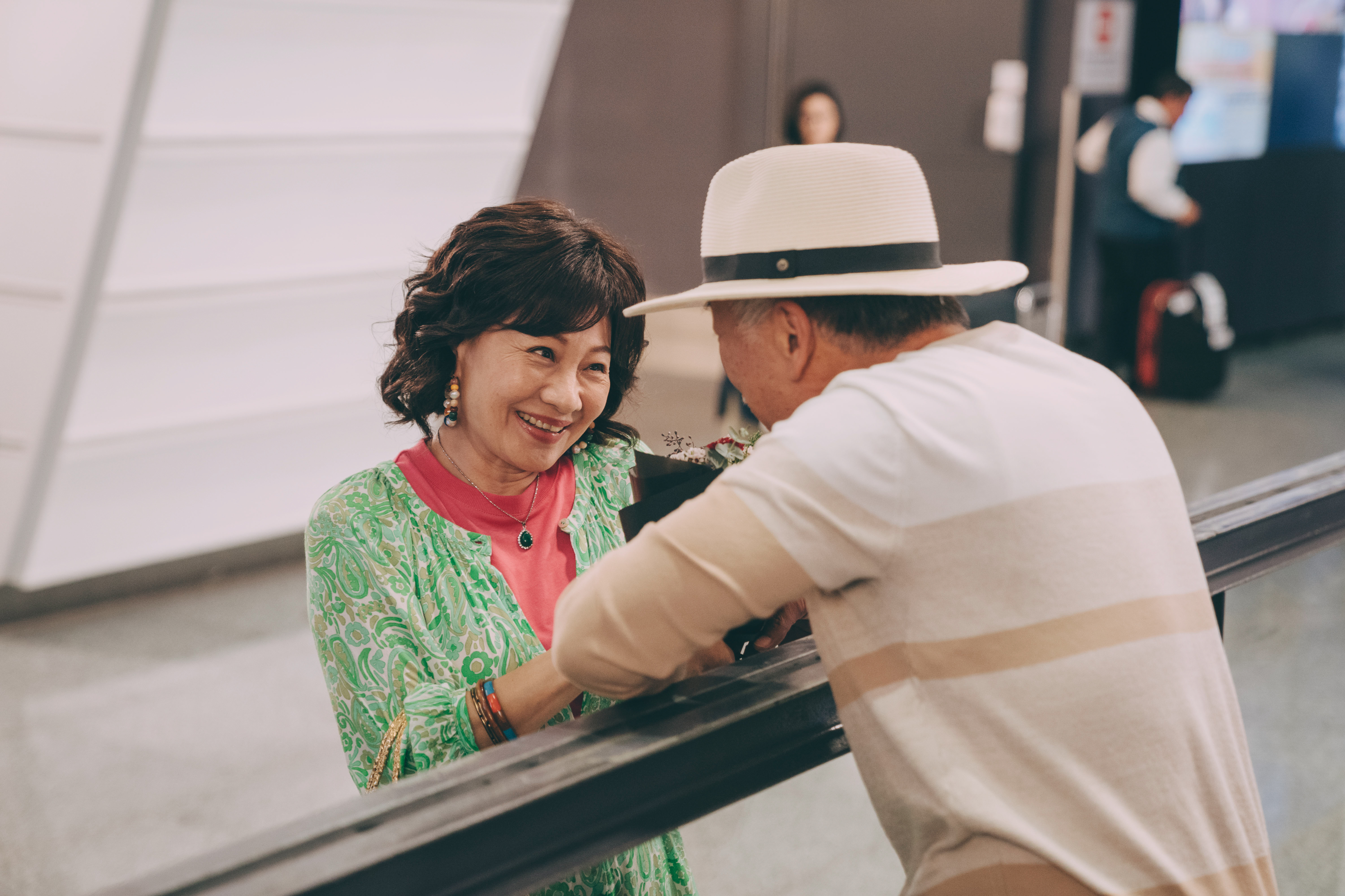 比莉在劇中與眾男星成網友。(圖/Netflix提供)