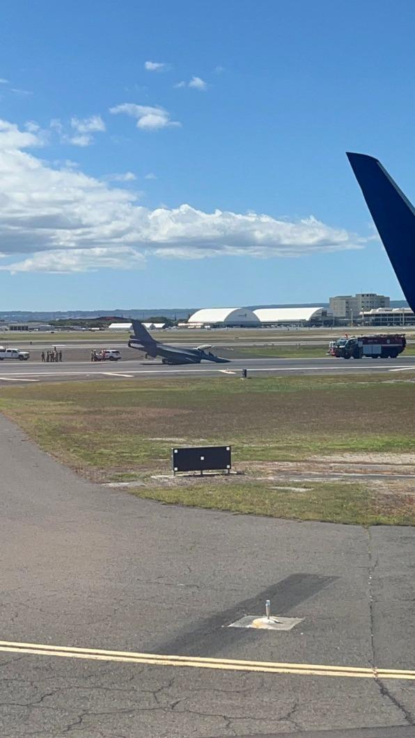 我國F-16戰機在檀香山機場硬著陸。(畫面提供Twitter Yoshi)