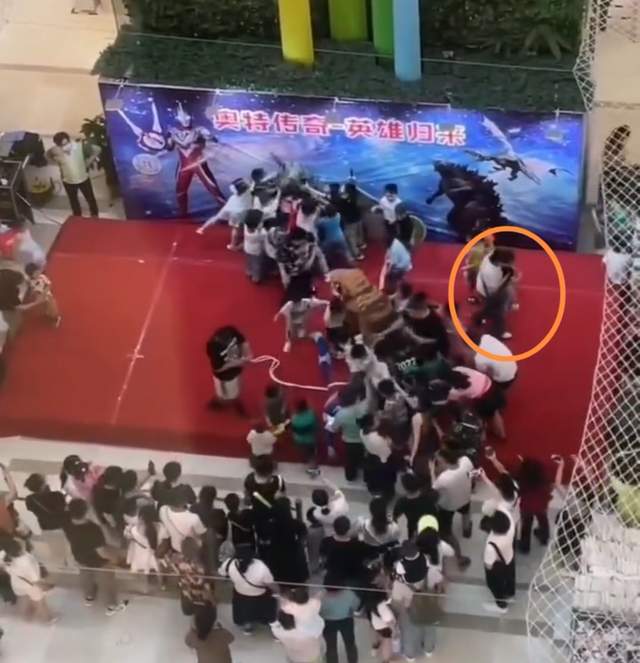 也有家長衝上台將孩子抱走。(圖/翻攝自微博)
