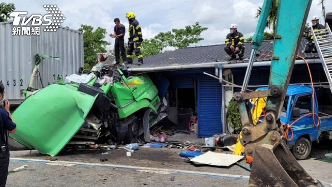 砰！貨運車撞民宅駕駛卡車內　屋主洗澡來不及穿衣急逃