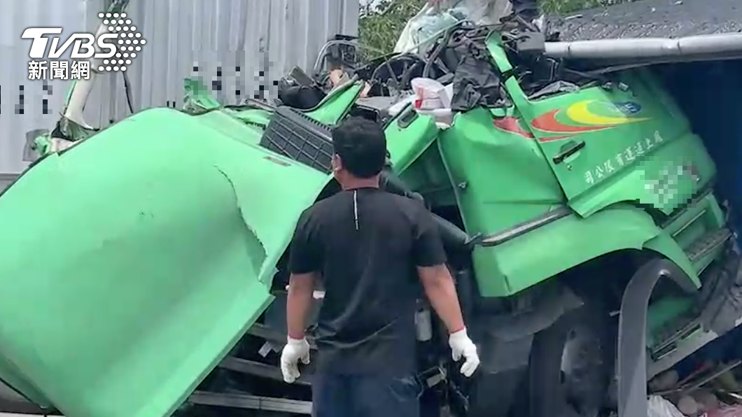 屋主洗澡洗一半突巨響!聯結車撞進民宅 駕駛失去呼吸心跳