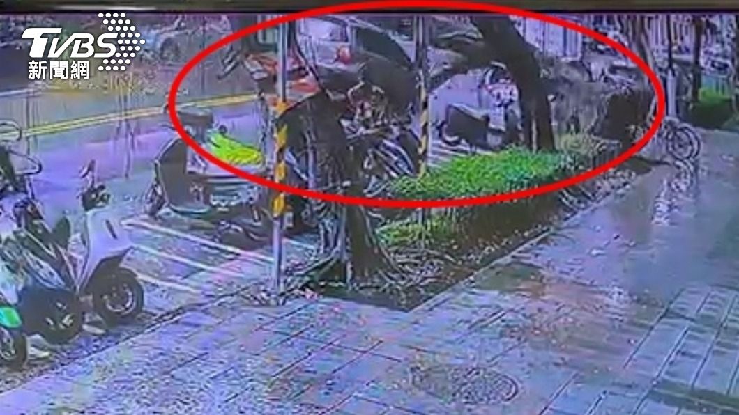 汽車被砸中後翹起。（圖／TVBS）