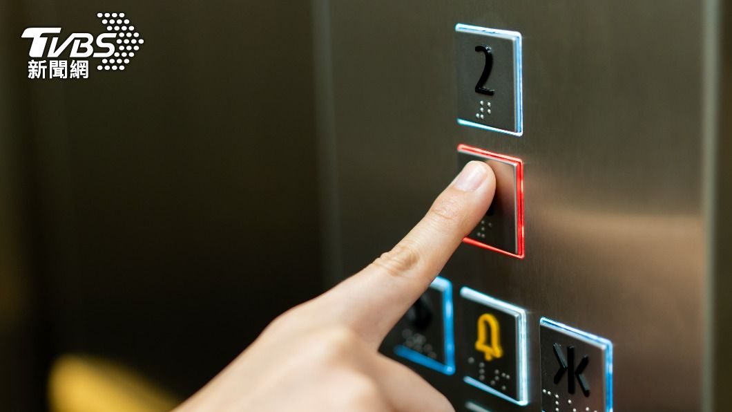 購物中心會提供電梯讓顧客快速上下樓。（示意圖／shutterstock達志影像）