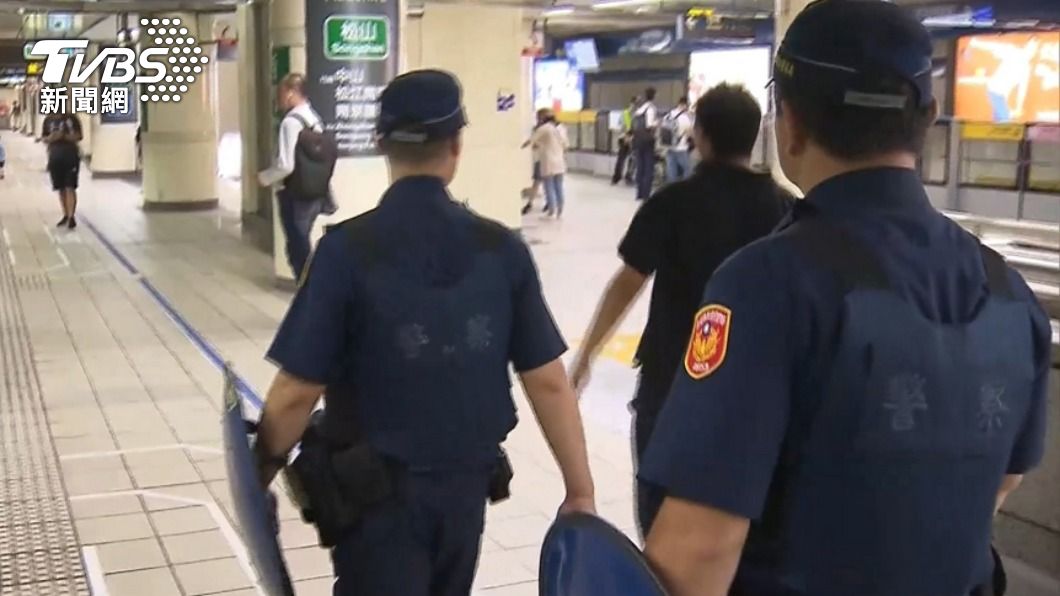 捷運警察獲報後將無業男逮捕,並通知轄區派出所員警到場處理。(圖/TVBS)