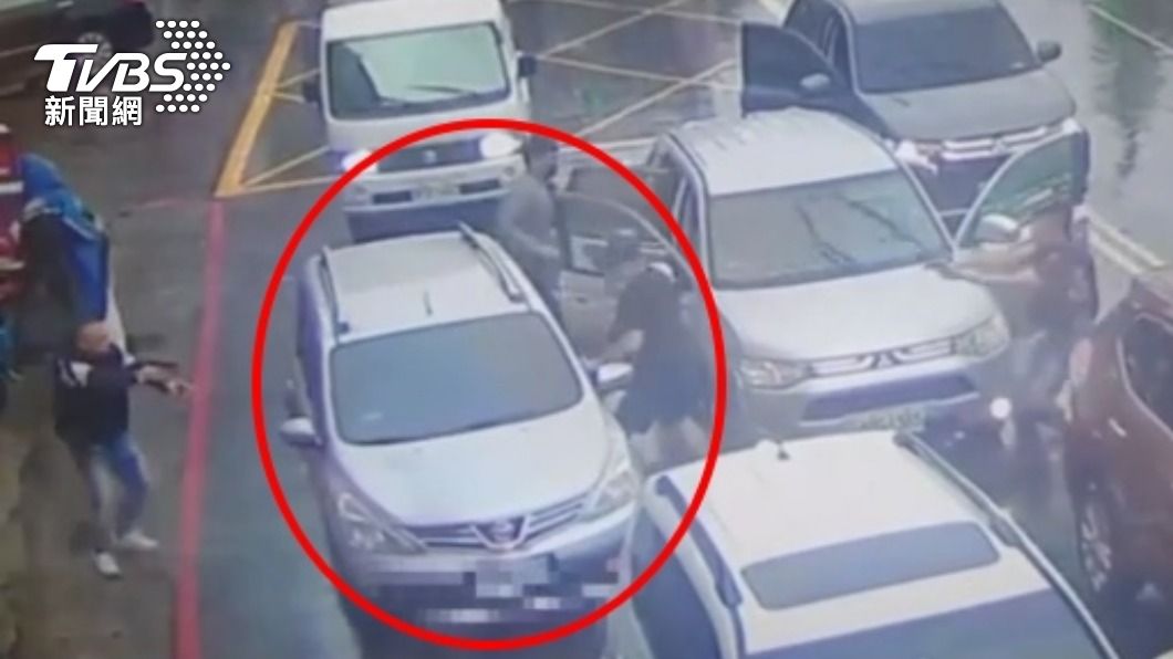 影像曝!新店警抓擄人通緝犯開7槍追到中和 仍被犯嫌棄車逃