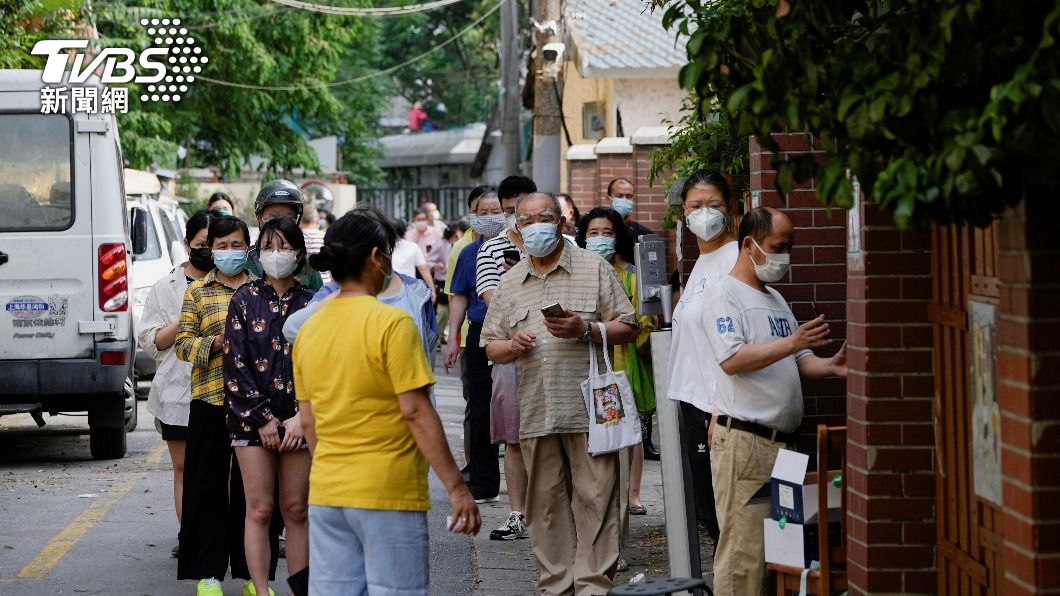 排隊做完核酸又得找檢測點 上海人患「核酸焦慮症」