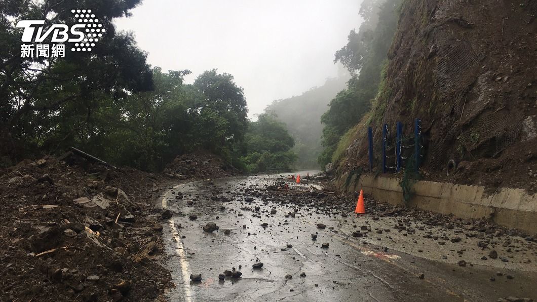 暴雨釀禍!台72線巨石崩落 苗栗縣多路段坍方搶修中