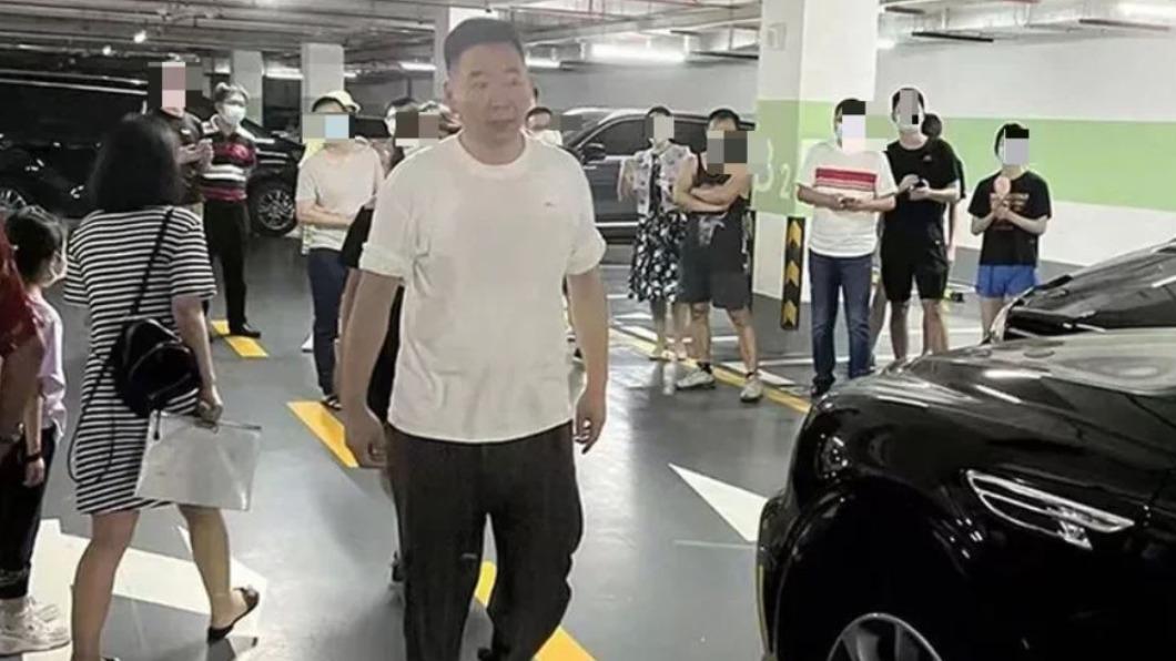 嗆「50台賓利堵車位」!女稱丈夫是國企書記 知情人曝真相