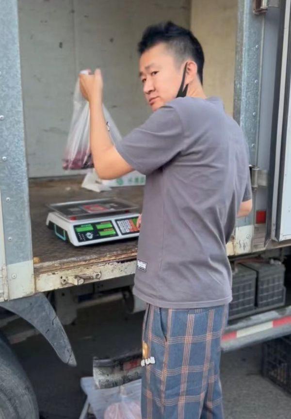 李嘉明穿著打扮十分樸素。(圖/翻攝自微博)