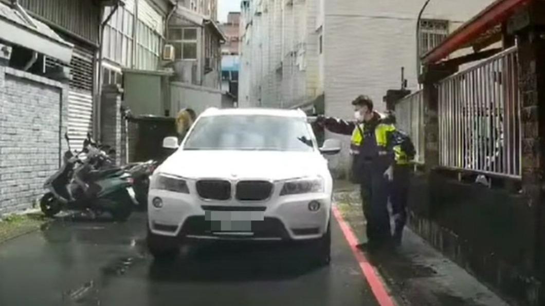 互不相讓!BMW、TOYOTA會車僵持15分鐘後報警處理