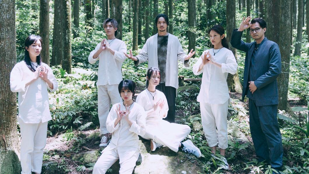 炎亞綸(後排左起)、姚淳耀、吳奕蓉、鄒承恩、王渝屏(前排左)、劉倩妏在森林中進行心靈團體儀式。(圖/絡思本娛樂製作公司提供)