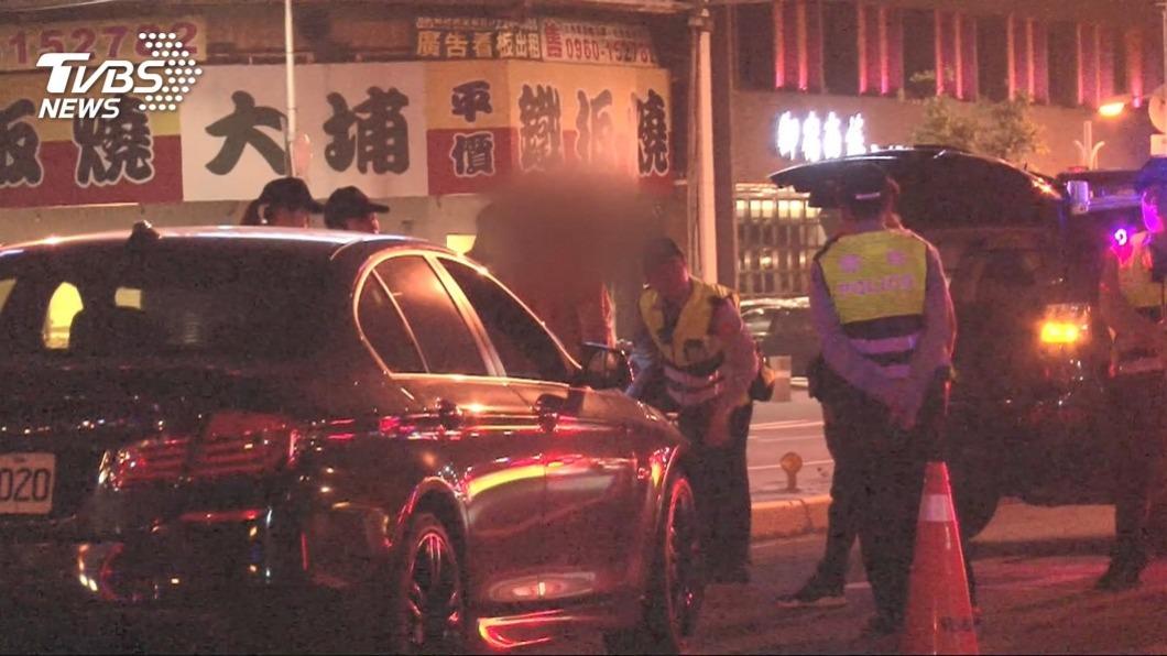 好專心!台中警值勤「車內追劇」 遭錄影3分鐘竟沒發現